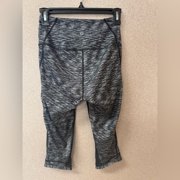 Lululemon Drop It Like It's Hot Crop Dramatic Static White Black Luxtreme Mesh 4 - Picture 1 of 8